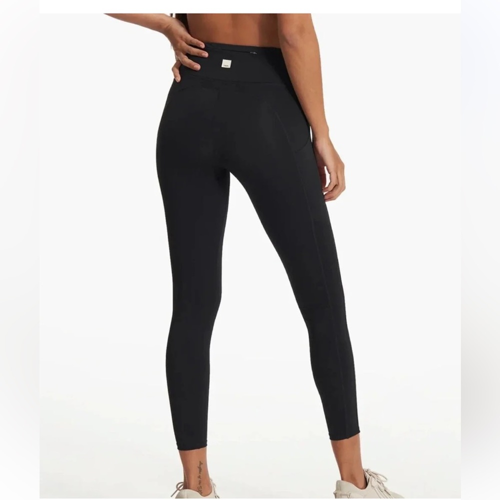 New, never worn Vuori Stride leggings - Black, size M, OG packaging. 4 pockets.
